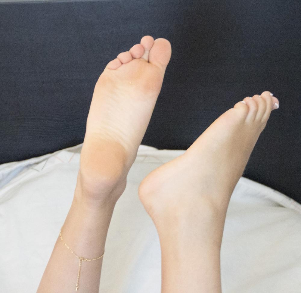 Le sexe et ma cousine Léa. Partie 1 : Léchage de pieds et masturbation